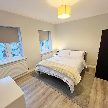 Comfortable 2 Bedroom, 1 Bathroom, West London Flat *