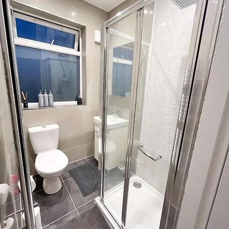 Apartment Comfortable 2 Bedroom, 1 Bathroom, West London Flat *