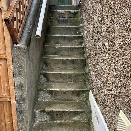 Comfortable 2 Bedroom, 1 Bathroom, West London Flat *