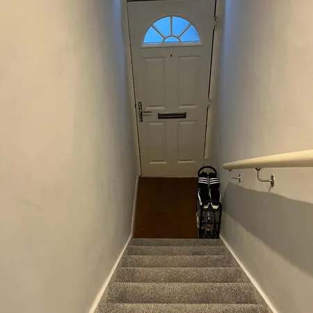 Comfortable 2 Bedroom, 1 Bathroom, West London Flat Apartment *