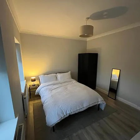 Comfortable 2 Bedroom, 1 Bathroom, West London Flat *
