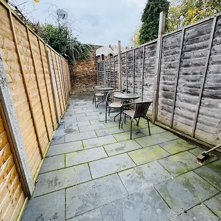 East London 2 Bed Garden Flat! 1 Min From Station!