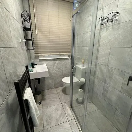 East London 2 Bed Garden Flat! 1 Min From Station! Apartment