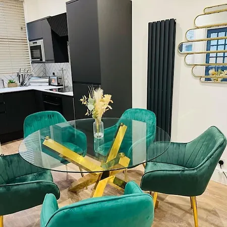East London 2 Bed Garden Flat! 1 Min From Station! Apartment