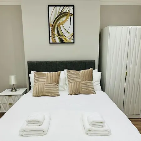East London 2 Bed Garden Flat! 1 Min From Station! Apartment London