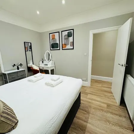 East London 2 Bed Garden Flat! 1 Min From Station! London