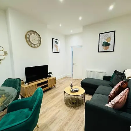 East London 2 Bed Garden Flat! 1 Min From Station!