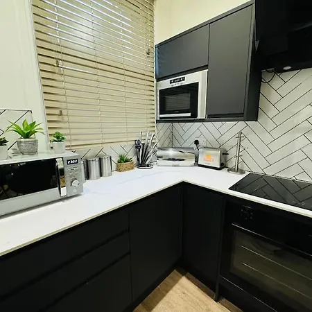 Apartment East London 2 Bed Garden Flat! 1 Min From Station!