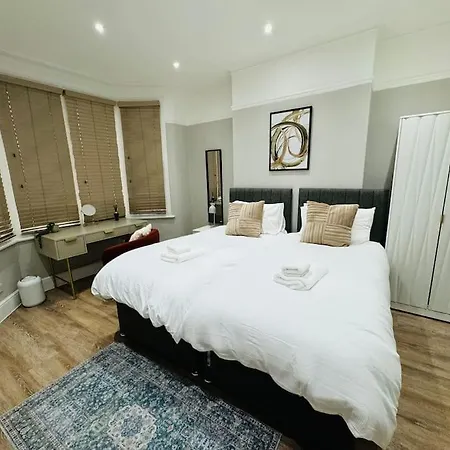 Apartment East London 2 Bed Garden Flat! 1 Min From Station! *