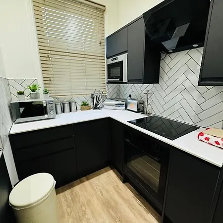 East London 2 Bed Garden Flat! 1 Min From Station! Apartment London