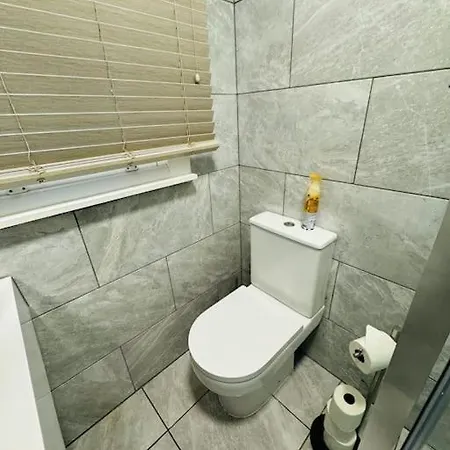 East London 2 Bed Garden Flat! 1 Min From Station! Apartment