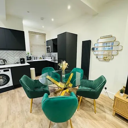 East London 2 Bed Garden Flat! 1 Min From Station! Apartment