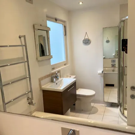 Spacious 2 Bedroom Fulham Queens Club, London