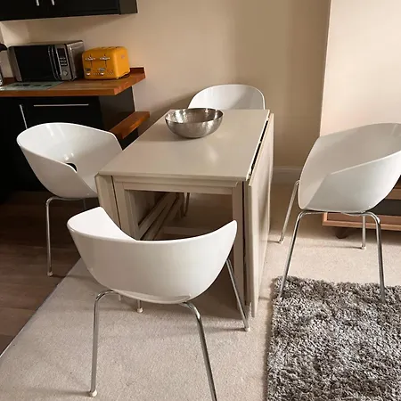 Spacious 2 Bedroom Fulham Queens Club,