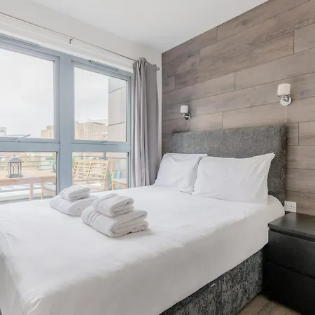 Bright 2 Bedroom Flat In Lambeth With Balcony