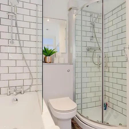 Bright 2 Bedroom Flat In Lambeth With Balcony Apartment