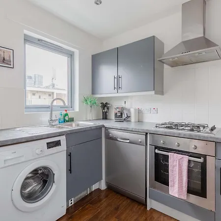 Bright 2 Bedroom Flat In Lambeth With Balcony Apartment
