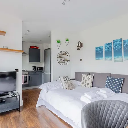 Bright 2 Bedroom Flat In Lambeth With Balcony Apartment
