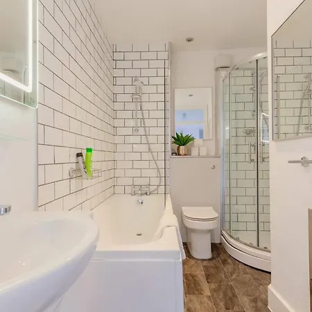 Bright 2 Bedroom Flat In Lambeth With Balcony *