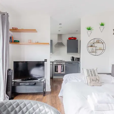 Bright 2 Bedroom Flat In Lambeth With Balcony Apartment