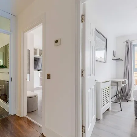 Bright 2 Bedroom Flat In Lambeth With Balcony London
