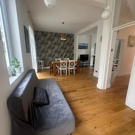 Luxurious Living 4 Bedroom *
