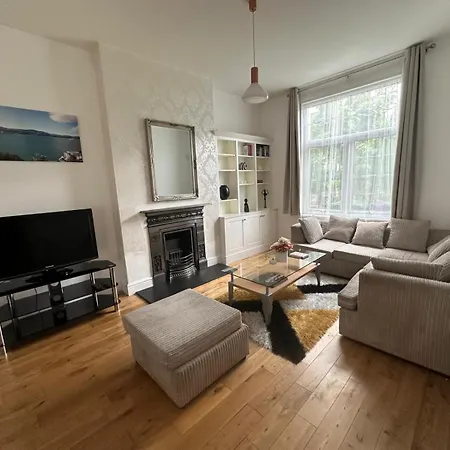 Luxurious Living 4 Bedroom Holiday home