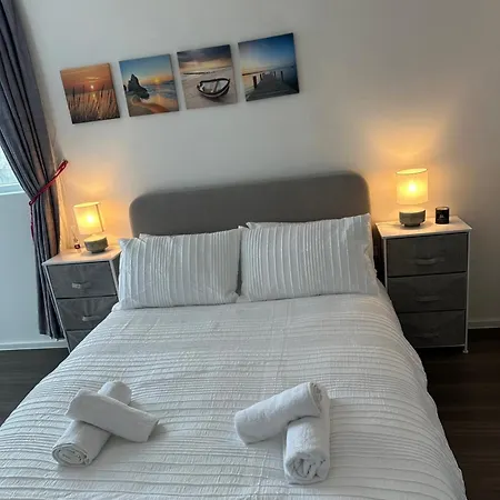 Chic 2-bedroom With Stunning Views In * London