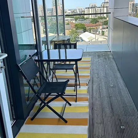 Chic 2-bedroom With Stunning Views In * London