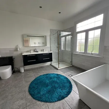 Luxurious Living 4 Bedroom London
