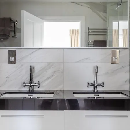 Number 53 - Stunning Maisonette With Parking In Kensington & Chelsea Apartment *