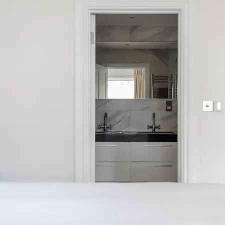 Number 53 - Stunning Maisonette With Parking In Kensington & Chelsea Apartment *
