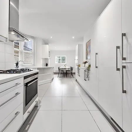 Luxury 4-bedroom Modern Flat In Steps From Station, Sleeps 9 In Style! *
