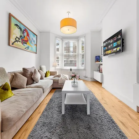 Luxury 4-bedroom Modern Flat In Steps From Station, Sleeps 9 In Style! London