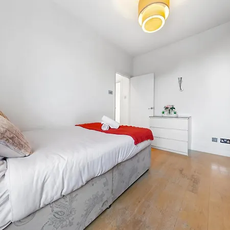 Apartment Luxury 4-bedroom Modern Flat In Steps From Station, Sleeps 9 In Style!