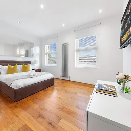 Apartment Luxury 4-bedroom Modern Flat In Steps From Station, Sleeps 9 In Style! *