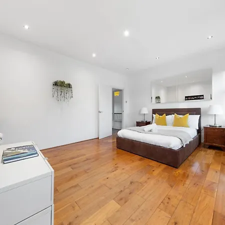 Luxury 4-bedroom Modern Flat In Steps From Station, Sleeps 9 In Style! *