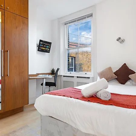 Luxury 4-bedroom Modern Flat In Steps From Station, Sleeps 9 In Style! London