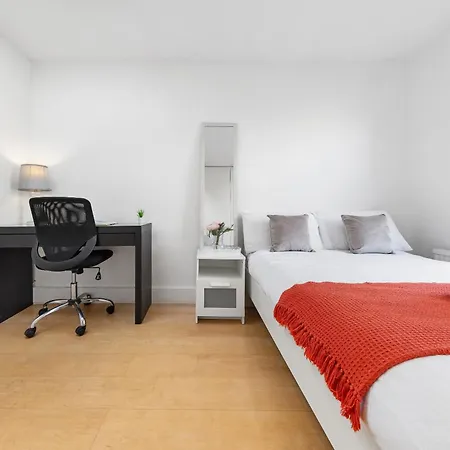 Luxury 4-bedroom Modern Flat In Steps From Station, Sleeps 9 In Style! Apartment *