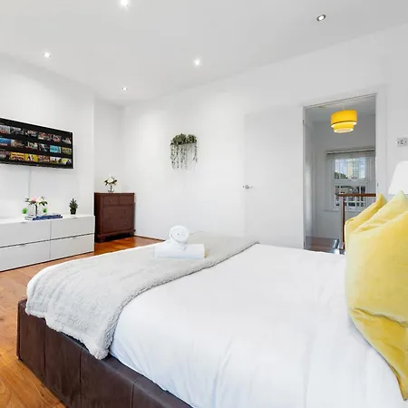 Luxury 4-bedroom Modern Flat In Steps From Station, Sleeps 9 In Style! Apartment London