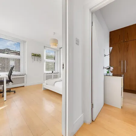 Apartment Luxury 4-bedroom Modern Flat In Steps From Station, Sleeps 9 In Style! London