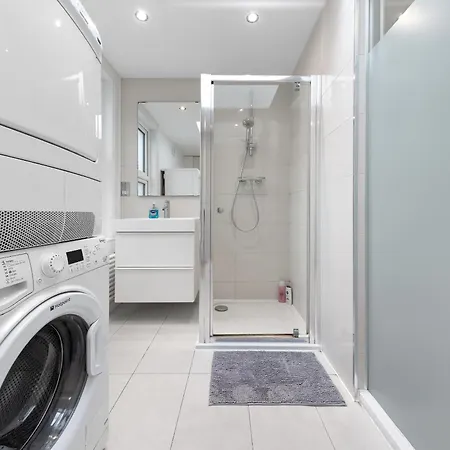 Luxury 4-bedroom Modern Flat In Steps From Station, Sleeps 9 In Style! *