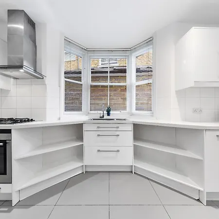 Luxury 4-bedroom Modern Flat In Steps From Station, Sleeps 9 In Style!