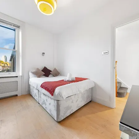 Luxury 4-bedroom Modern Flat In Steps From Station, Sleeps 9 In Style! Apartment