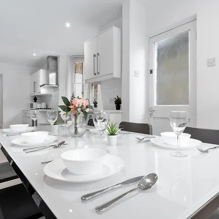Apartment Luxury 4-bedroom Modern Flat In Steps From Station, Sleeps 9 In Style! London