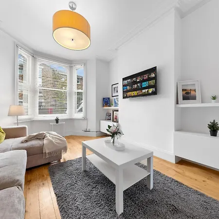 Luxury 4-bedroom Modern Flat In Steps From Station, Sleeps 9 In Style! *