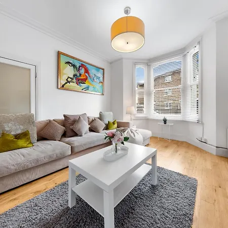 Luxury 4-bedroom Modern Flat In Steps From Station, Sleeps 9 In Style! London