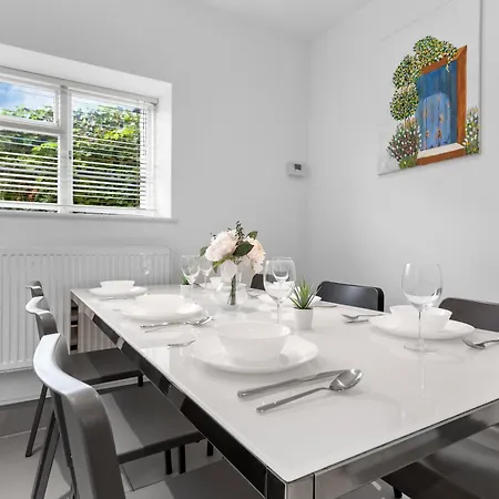 Apartment Luxury 4-bedroom Modern Flat In Steps From Station, Sleeps 9 In Style!