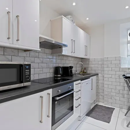 Cozy Step Away Hyde Park And Oxford Street Apartment
