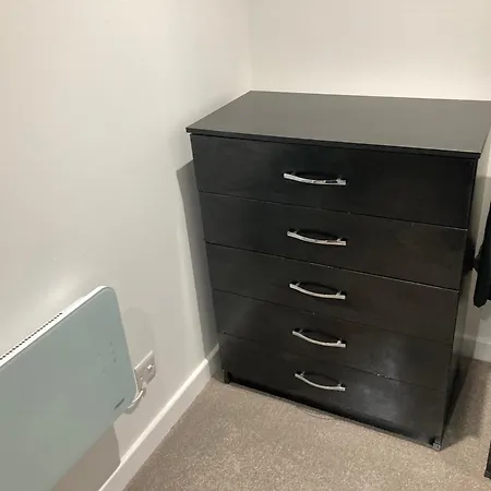 New King Size Bed With Free Parking *